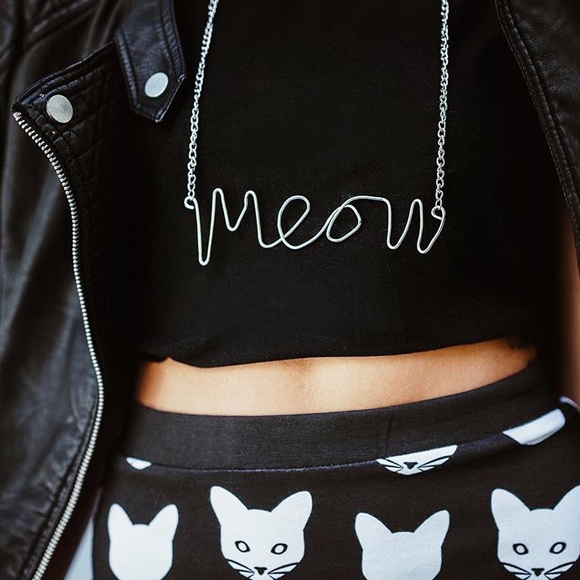 β¨HPβ¨ Gold Cursive Meow Chain Necklace - Picture 3 of 7